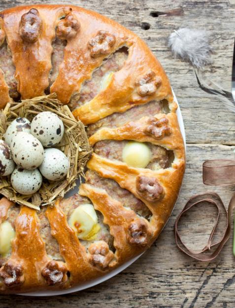 Wielkanocny wieniec drożdżowy z mięsem