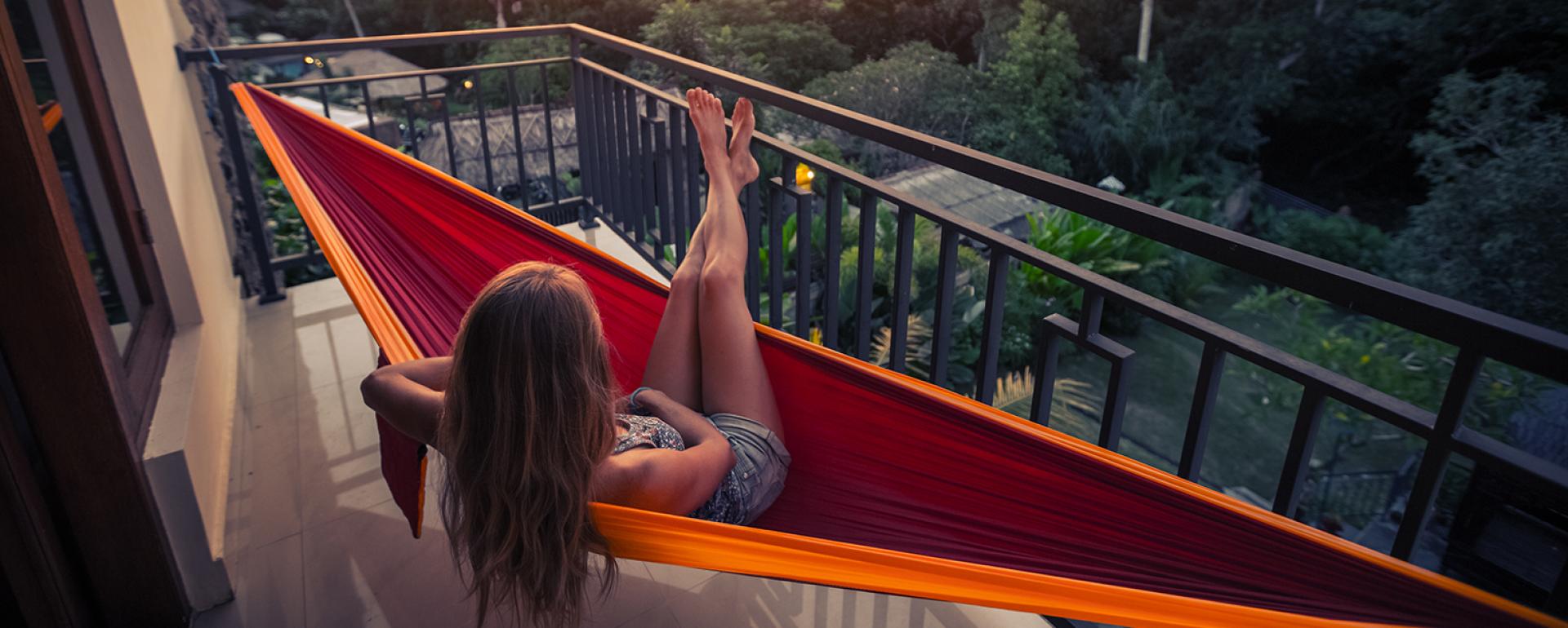 Balkonowe huśtawki – namiastka wakacji w domu