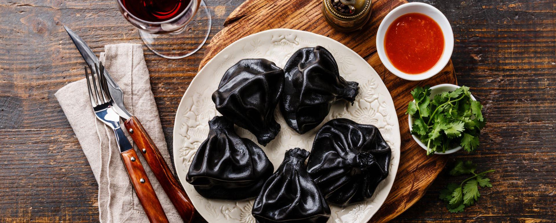 Czarne pierożki chinkali