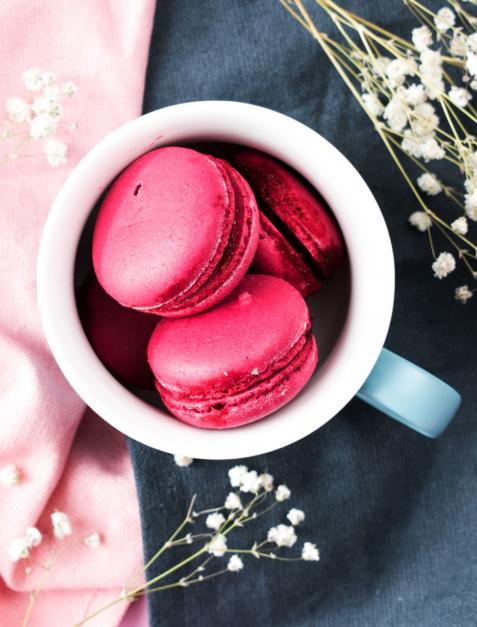 Francuskie makaroniki z kremem malinowym