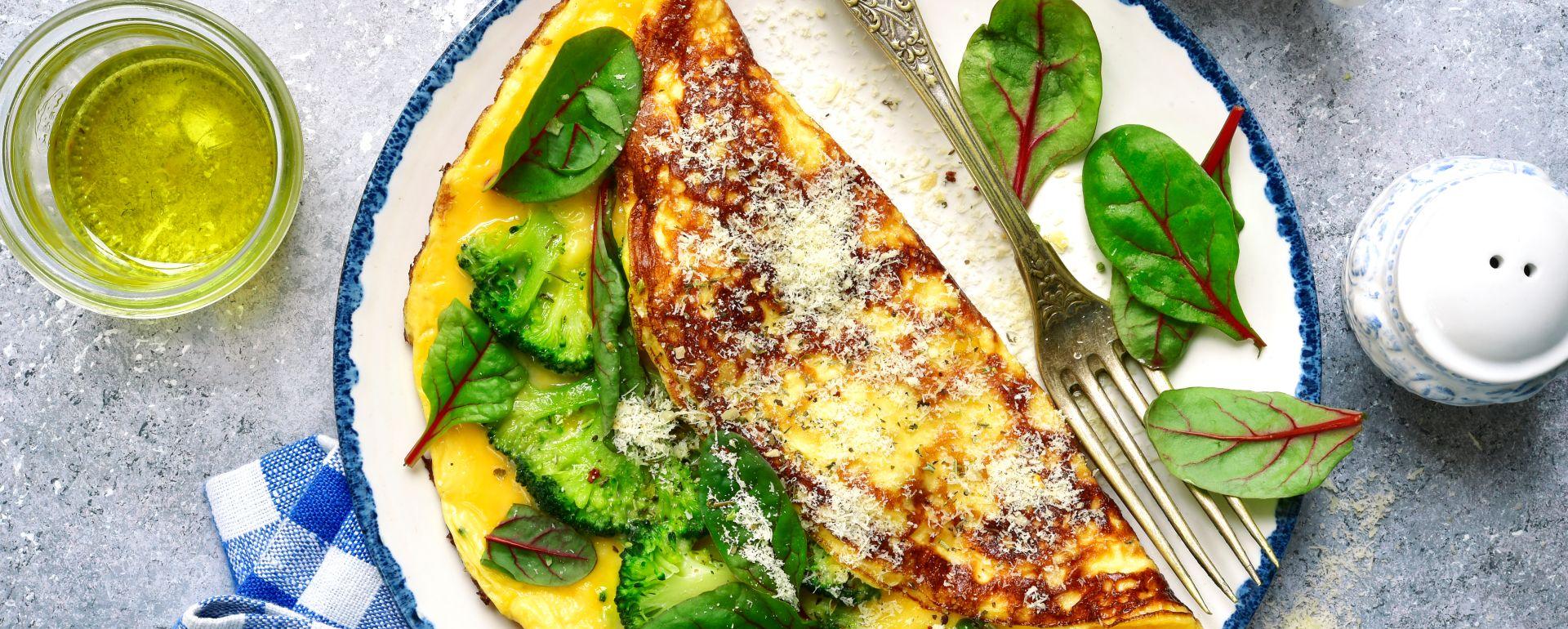 Omlet z brokułami, szpinakiem i parmezanem