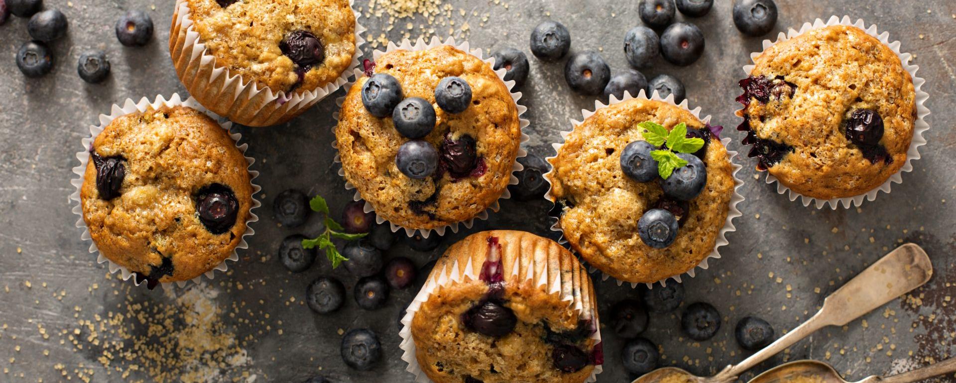 Wegańskie muffiny bananowe z jagodami