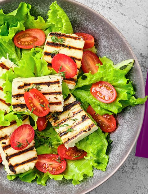 Sałatka z grillowanym halloumi i pesto z czosnku niedźwiedziego