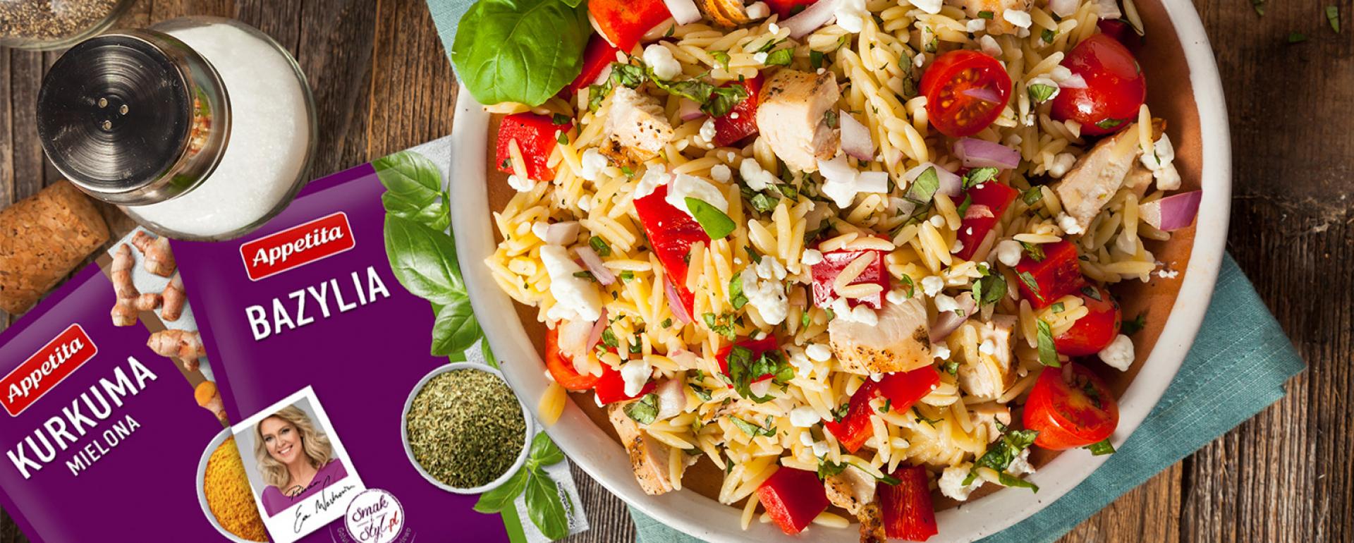 Makaronowa sałatka z fetą i kurczakiem