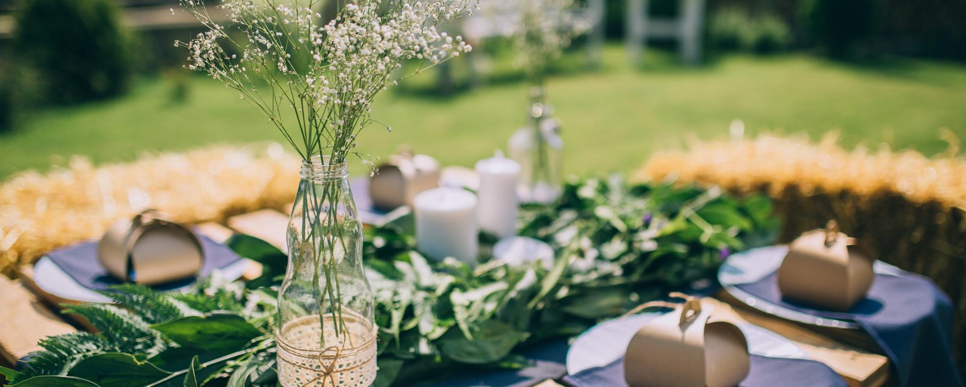Pierwsze letnie przyjęcie w ogrodzie. Jak ładnie udekorować stół?