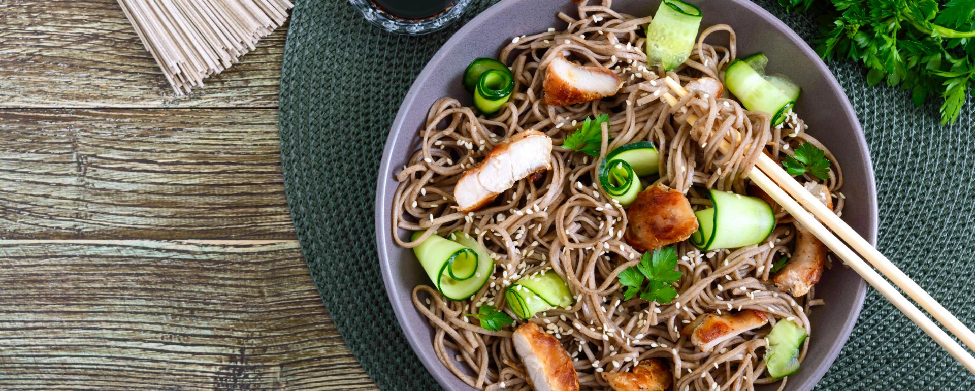 Makaron soba z kurczakiem i ogórkiem