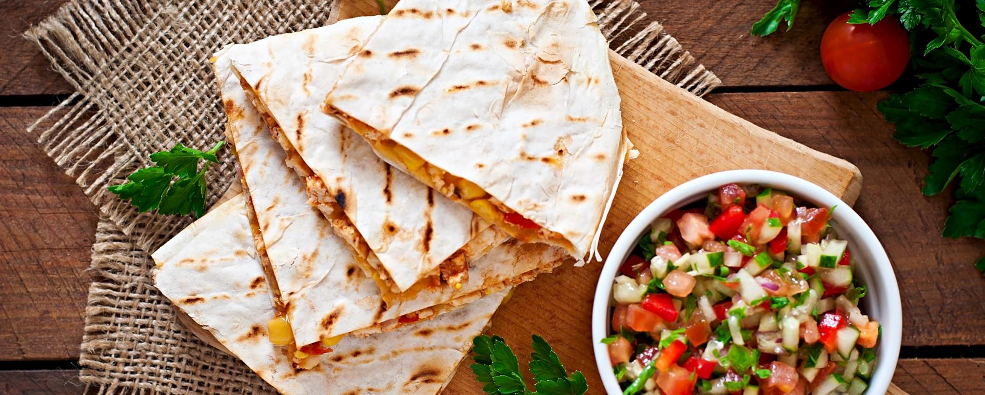 Apetyczna quesadilla z pomidorami malinowymi