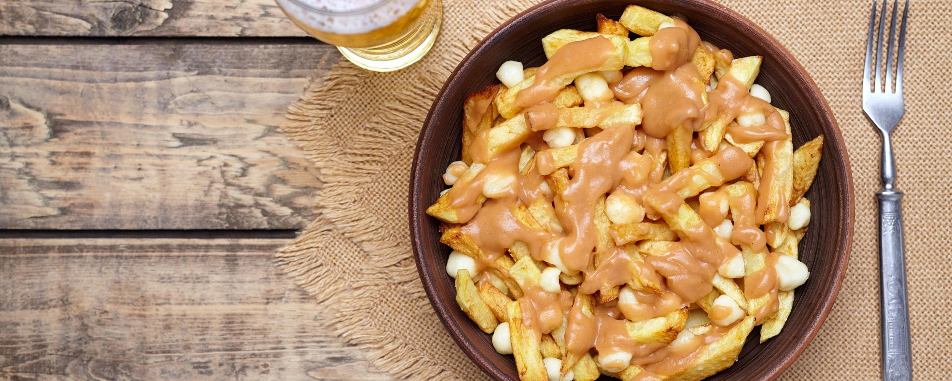 Kanadyjskie frytki z sosem Poutine