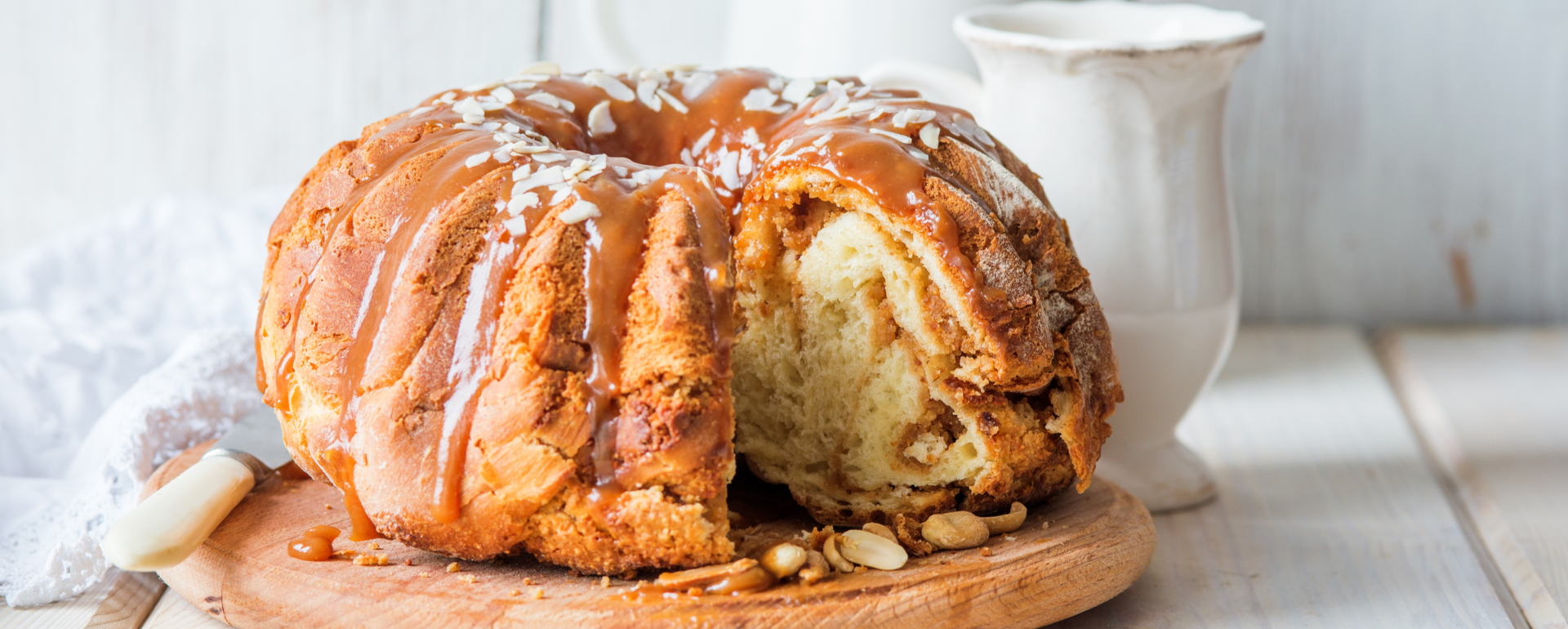 Babka z karmelem i migdałami