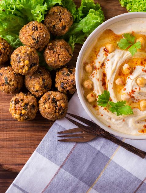 Aksamitny hummus z falafelami