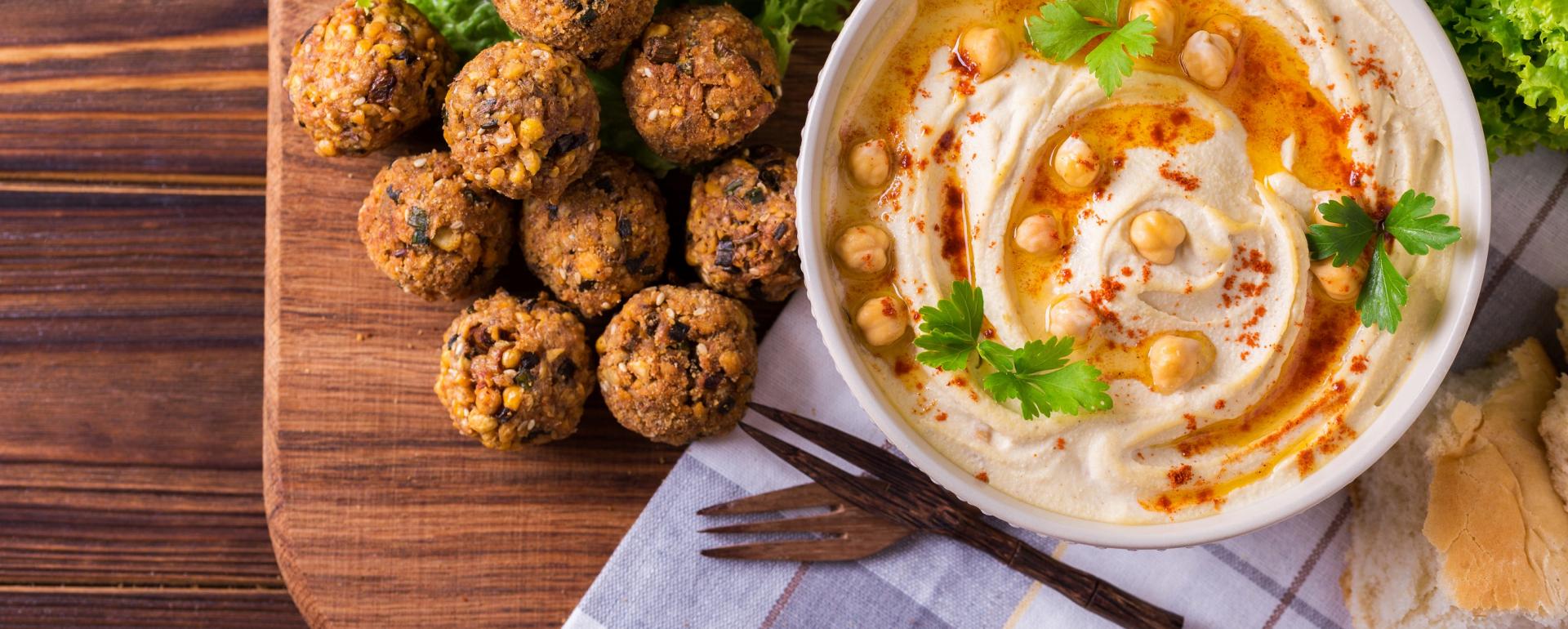 Aksamitny hummus z falafelami