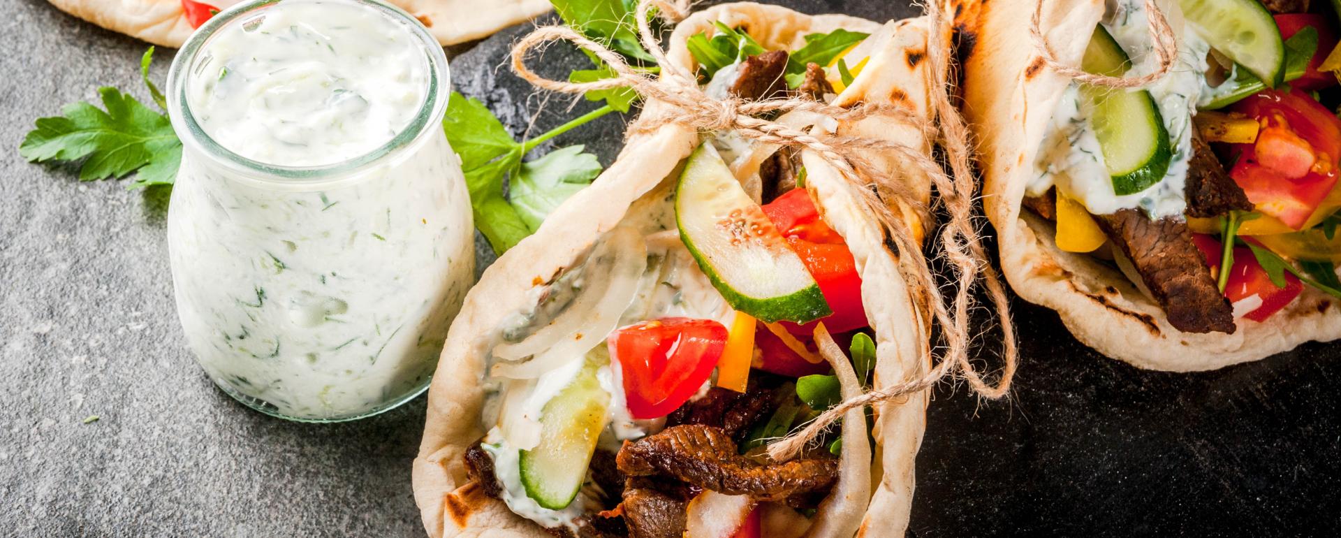 Greckie pity z wieprzowiną i sosem tzatziki