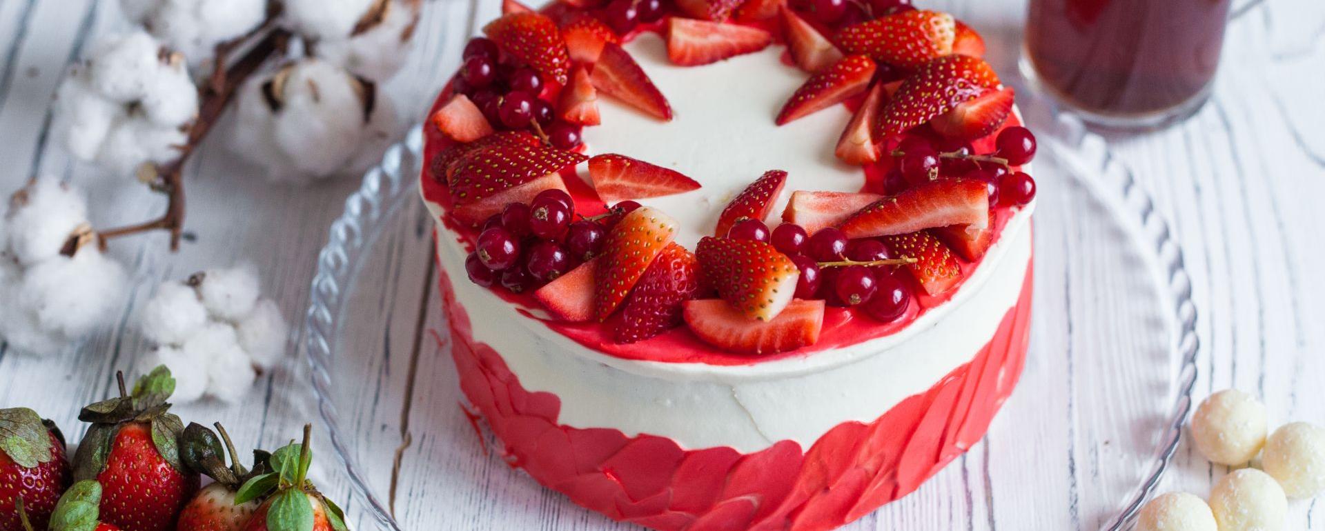 Lekki tort truskawkowy